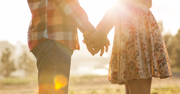 ඔබ නිතරම ඔහුගේ අත අල්ලගෙනම සිටිය යුත්තේ මේ නිසයි  | Here is why you should hold hands more with your partner