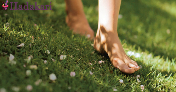 සෙරෙප්පු දාන්නේ නැතුව තණකොළ මත ඇවිදීමෙන් ඔයාට ලැබෙන වාසි | Benefits of walking barefoot on grass