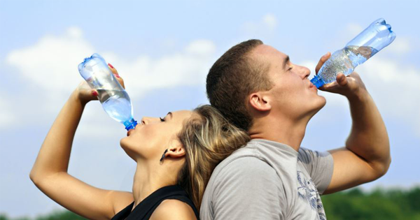 වෙනත් බීම වර්ග වෙනුවට වතුර විතරක් දවස් 9ක් එකදිගට පානය කරොත් වෙන්නේ මේකයි | Health Benefits of Drinking Water